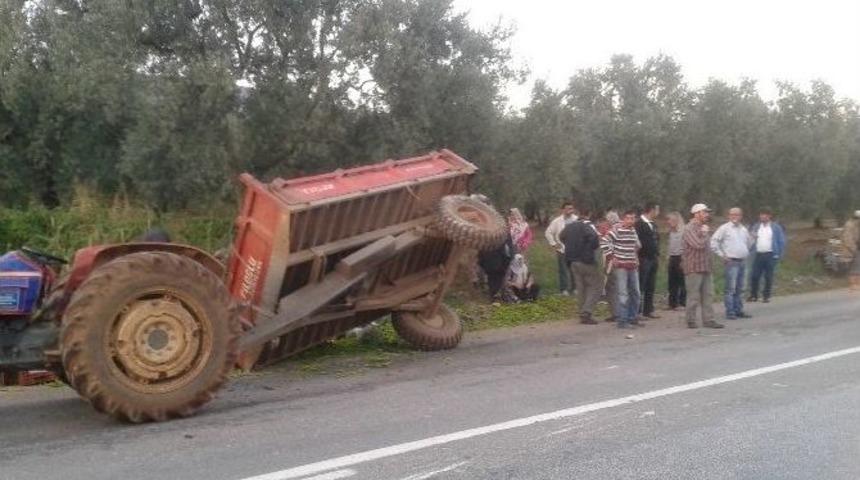 Taksi Trakt&ouml;re &Ccedil;arptı, İş&ccedil;iler Yol Kenarına Savruldu