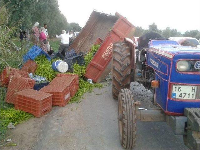 Taksi Traktöre Çarptı, İşçiler Yol Kenarına Savruldu