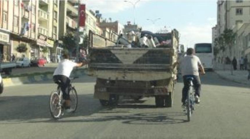 Bisikletli Gen&ccedil;lerin Trafikte Tehlikeli Yolculuğu