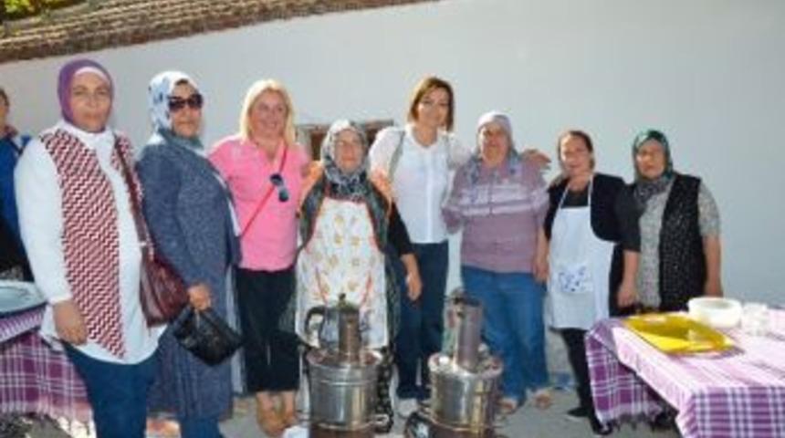 Mhp&rsquo;li Aday Senem Kılı&ccedil;: "izmir&rsquo;i Koşulsuz, Şartsız Seviyoruz"