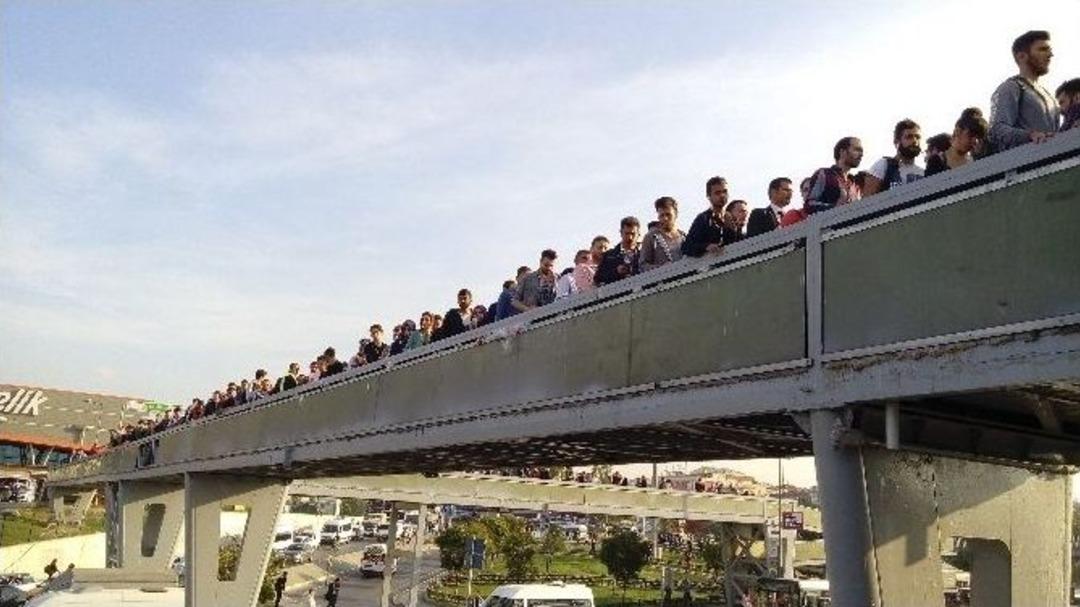 Metrob&uuml;s Durağında İnsan Seli