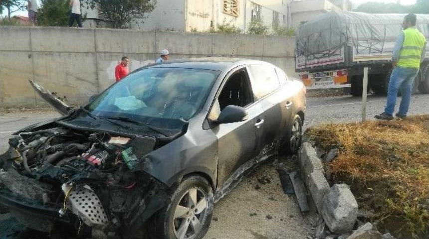 Otomobil İle Tır &Ccedil;arpıştı: 2 Yaralı