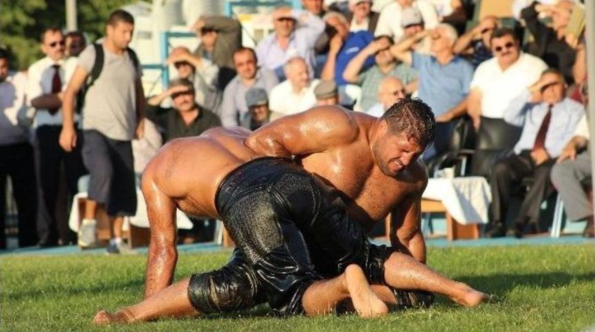 Pehlivanlar Şehitler İ&ccedil;in G&uuml;reşti