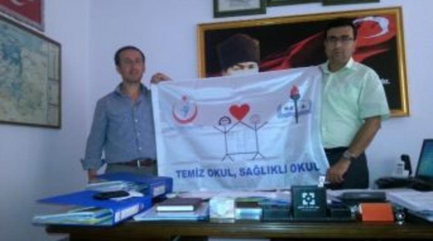 Burhaniye&rsquo;de K&ouml;y Okuluna Beyaz Bayrak