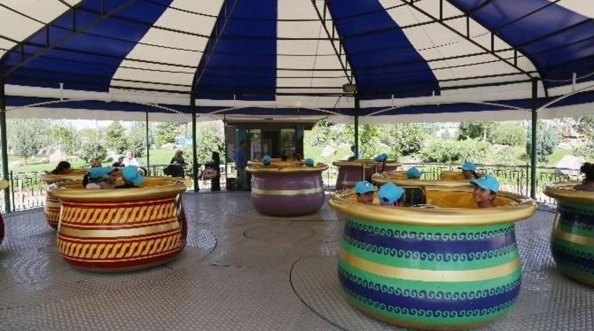 Yetim &Ccedil;ocukların Lunapark Keyfi