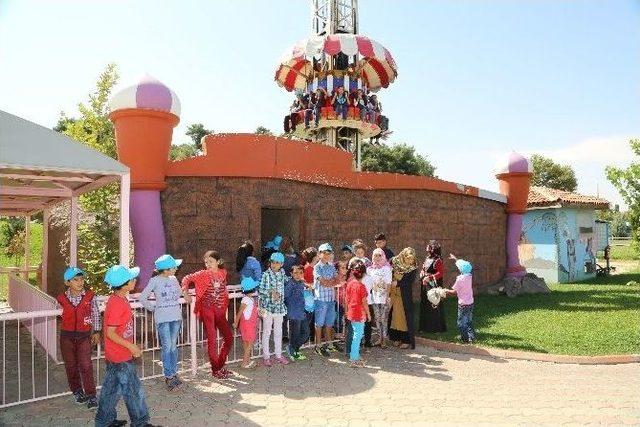 Yetim Çocukların Lunapark Keyfi