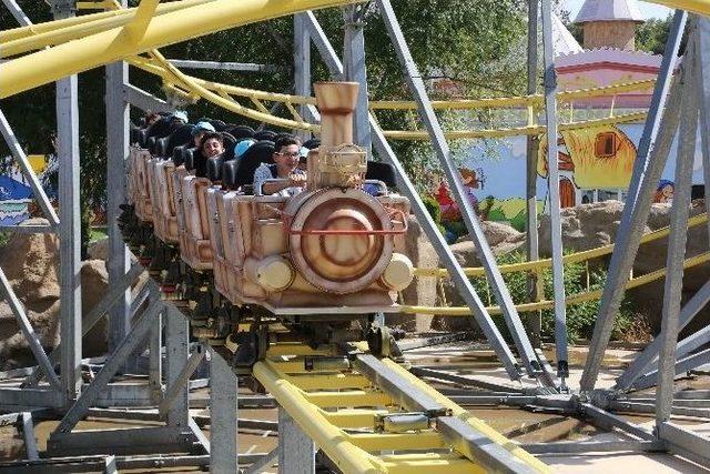 Yetim Çocukların Lunapark Keyfi