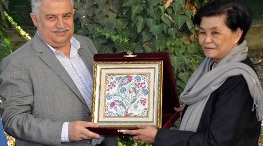 Filipinli B&uuml;y&uuml;kel&ccedil;iden Ne&uuml;&rsquo;ye Ziyaret