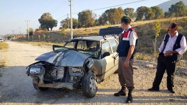 Isparta-afyonkarahisar Sınırında Trafik Kazası: 4 Yaralı