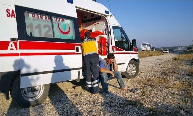 Isparta-afyonkarahisar Sınırında Trafik Kazası: 4 Yaralı
