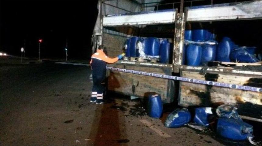 Kimyasal Madde Y&uuml;kl&uuml; Kamyon Yandı