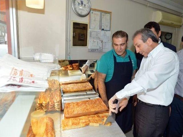 Mehdi Eker Kürt Böreği Kesip Vatandaşa Servis Etti