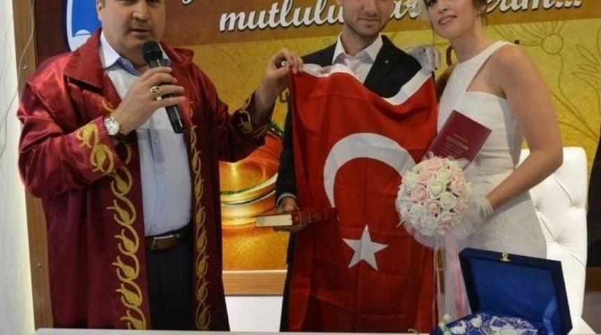 Başkan &Ccedil;er&ccedil;i Gen&ccedil; &Ccedil;iftlerin Mutluluğuna Ortak Oluyor