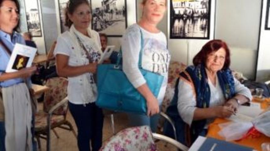 Yazar Elgiz Pamir&rsquo;de Sokak Hayvanları İ&ccedil;in Yazdığı Yeni Kitabına İmza G&uuml;n&uuml;