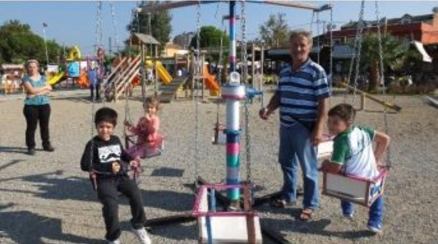 Kendi Elleriyle Yaptığı Salıncak Ge&ccedil;im Kaynağı Oldu