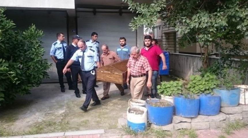 Yaşlı Adam Kendini Astı