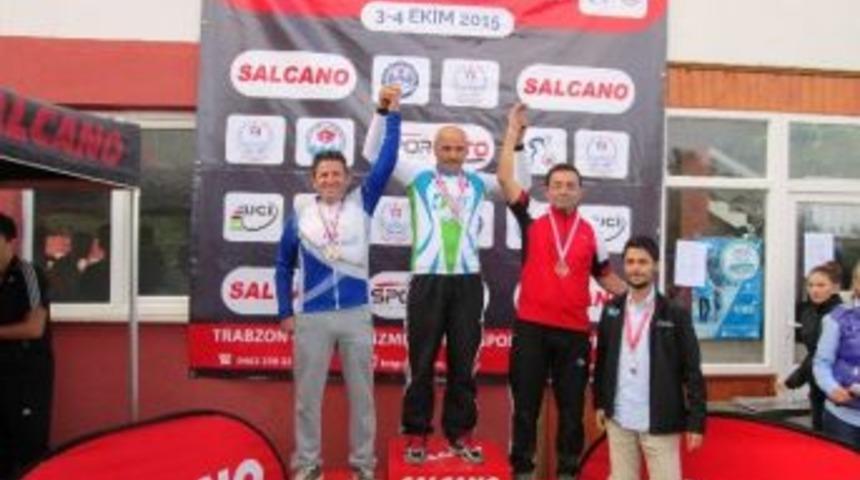 İzmitli Bozdemir, Uluslar Arası Bisiklet Yarışması&rsquo;nda Birinci Oldu