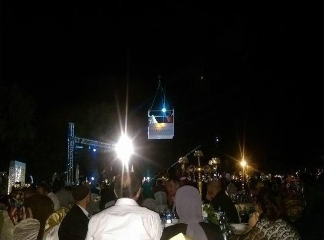 (&ouml;zel Haber) Gelin İle Damat Sahneye Vin&ccedil;le İndi