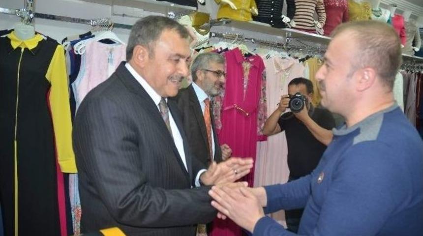 Bakan Eroğlu Sokak Hayvanları İ&ccedil;in Mama Kabı Dağıttı