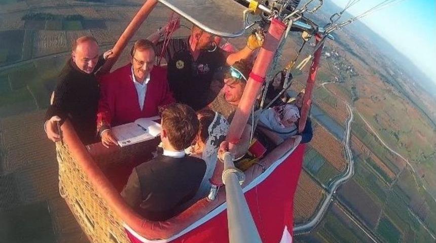 Doktor &Ccedil;ift G&ouml;ky&uuml;z&uuml;nde Balonda Nikahlandı