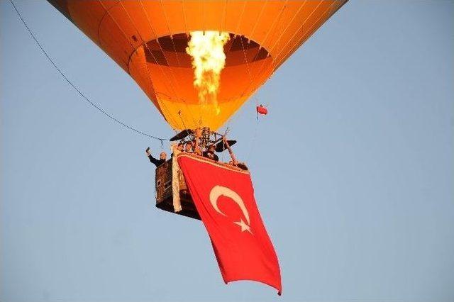 Doktor Çift Gökyüzünde Balonda Nikahlandı