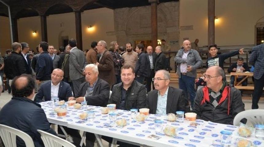 Başkan Yılmaz Sabah Namazında Gen&ccedil;lerle Buluştu