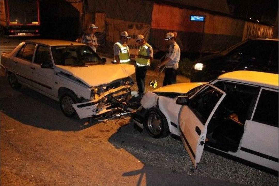 Alkoll&uuml; S&uuml;r&uuml;c&uuml; Kazaya Yol A&ccedil;tı: 4 Yaralı