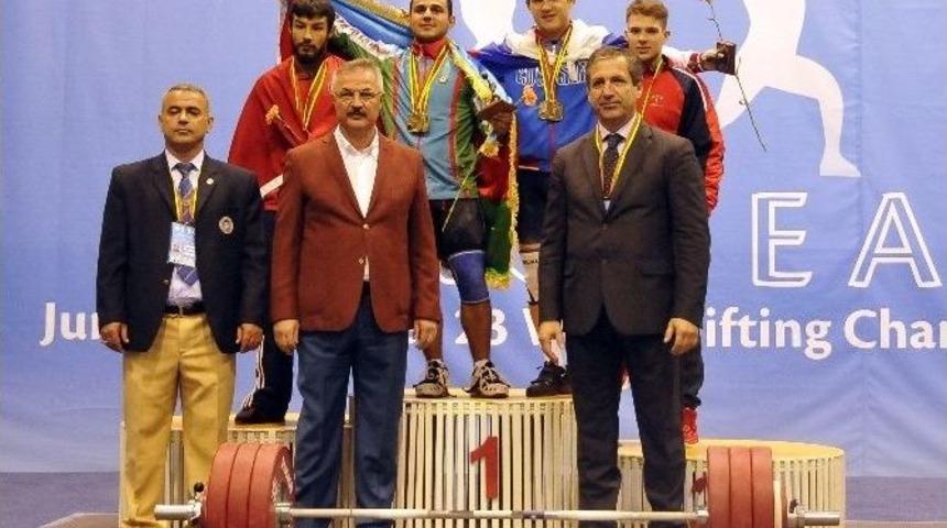 Halterde Madalya Yağmuru