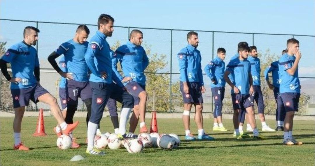 Bb Erzurumspor, &Ccedil;arşamba G&uuml;n&uuml; Oynayacağı D&uuml;zcespor Mesaisine Başladı