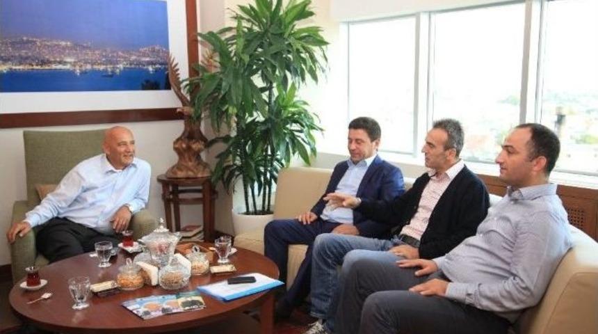 &Ccedil;aykaralılardan Başkan Altınok &Ouml;z&rsquo;e Devekuşu Yumurtası