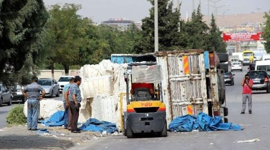 Pamuk Y&uuml;kl&uuml; Kamyon Yan Yattı, Pamuk Balyaları Etrafa Sa&ccedil;ıldı