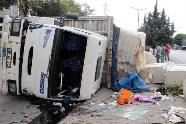 Pamuk Yüklü Kamyon Yan Yattı, Pamuk Balyaları Etrafa Saçıldı