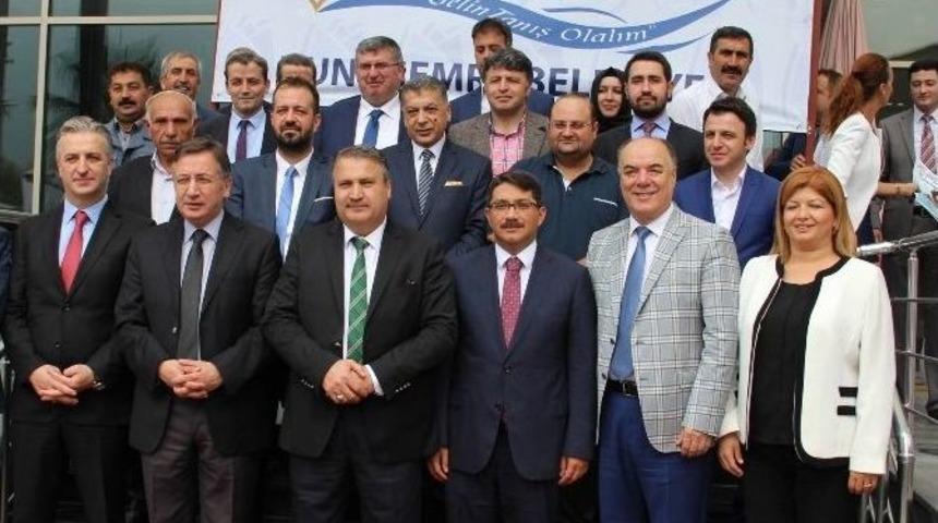 &Uuml;nl&uuml; Sanat&ccedil;ı Baha, Yunus Emre İ&ccedil;in İlahi Okudu