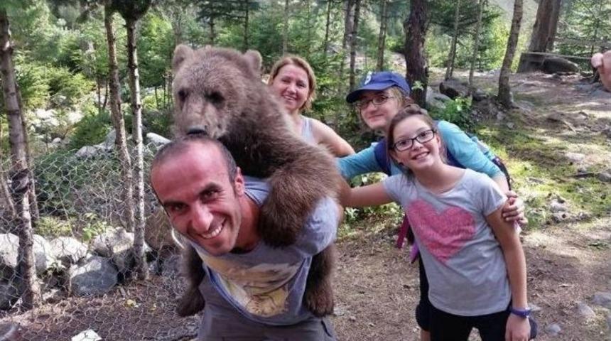 G&uuml;rcistan Gezisinde Ayı S&uuml;rpriziyle Karşılaştılar