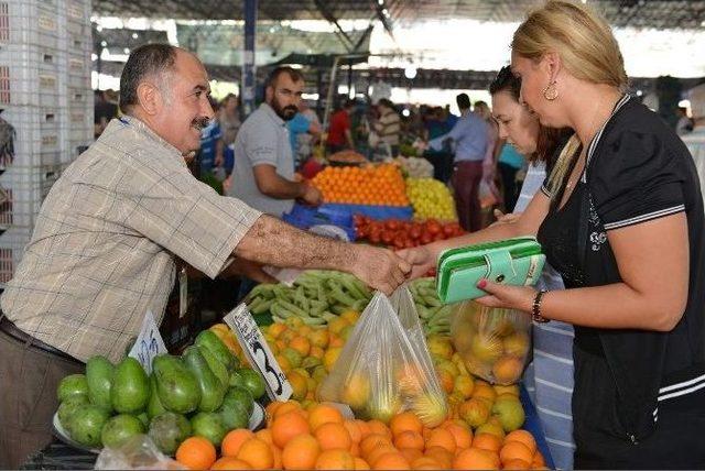 Konyaaltı Belediyesi’nden Pazarcılara Tanıtım Kartı