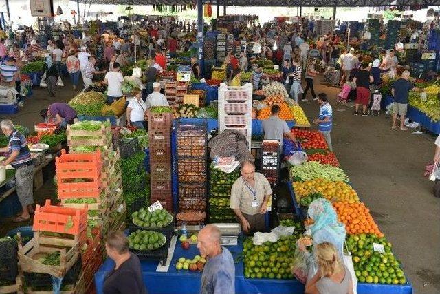 Konyaaltı Belediyesi’nden Pazarcılara Tanıtım Kartı