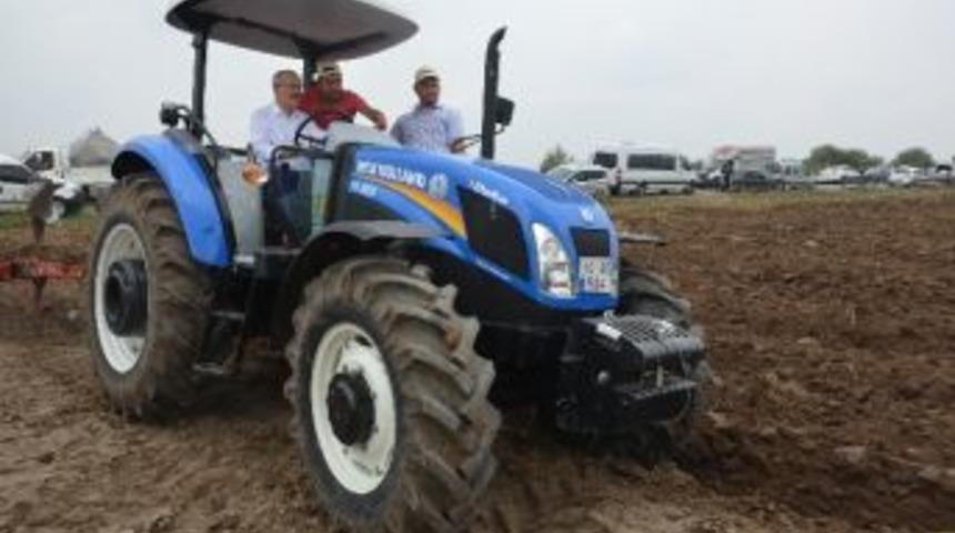 Başkan Kafaoğlu Trakt&ouml;r İle Tarla S&uuml;rd&uuml;