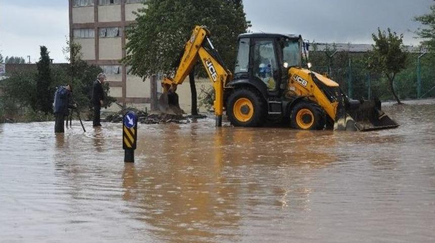 Gebze&rsquo;de Sağanak Yağış Hayatı Fel&ccedil; Etti