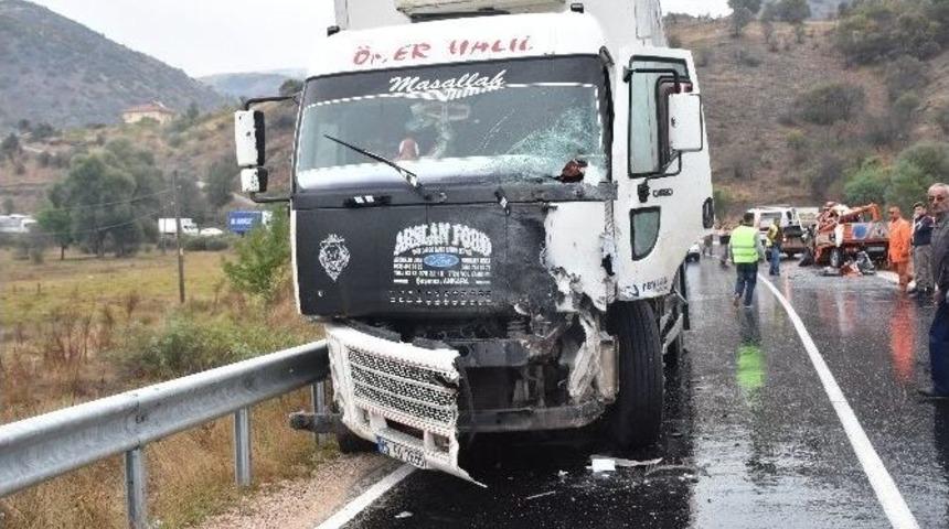 Kızılcahamam&rsquo;da Trafik Kazası: 2 &Ouml;l&uuml;, 2 Yaralı