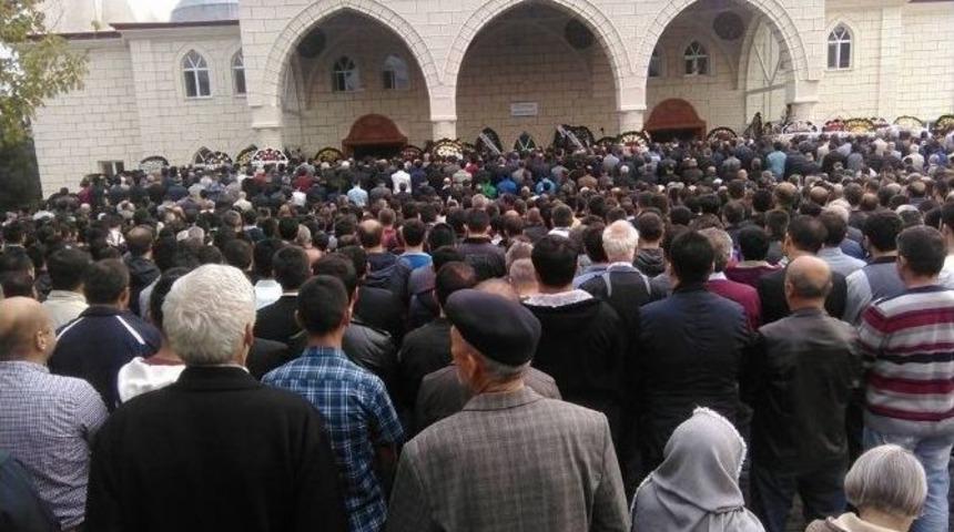 Ofisinde &Ouml;l&uuml; Bulunan T&uuml;fek&ccedil;i, G&ouml;zyaşları İ&ccedil;inde Toprağa Verildi