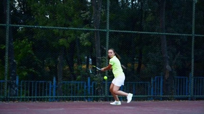 S&uuml;leymanpaşalı Tenis&ccedil;iler Turnuvadan Madalya İle D&ouml;nd&uuml;