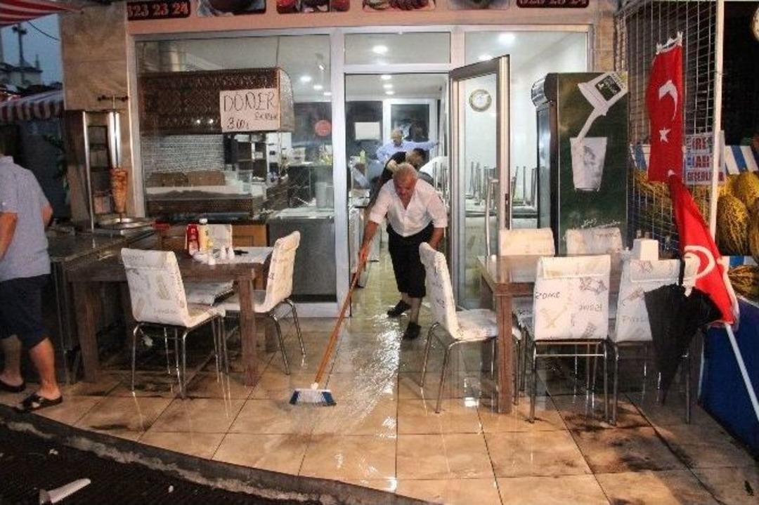 D&uuml;kkanlar 10 Dakikada Sular İ&ccedil;inde Kaldı