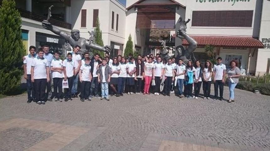 Bu Okulun &Ouml;ğrencileri Gezerek &Ouml;ğreniyor