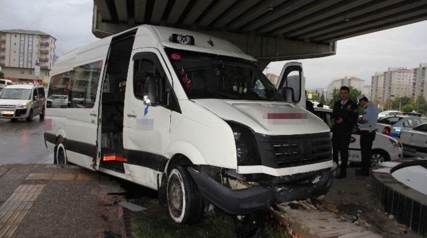 Samsun&rsquo;da &Ouml;ğrenci Servisi Kaza Yaptı: 5 Yaralı