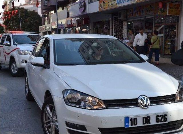 (özel Haber) Aracın Motoruna Sıkışan Kedi Saatlerce Kurtarılamadı