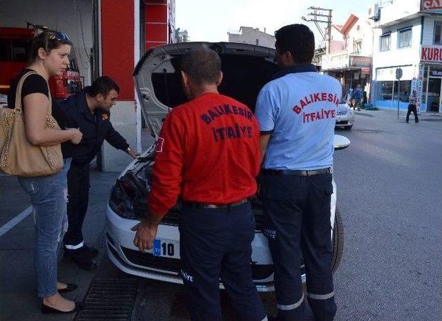 (özel Haber) Aracın Motoruna Sıkışan Kedi Saatlerce Kurtarılamadı