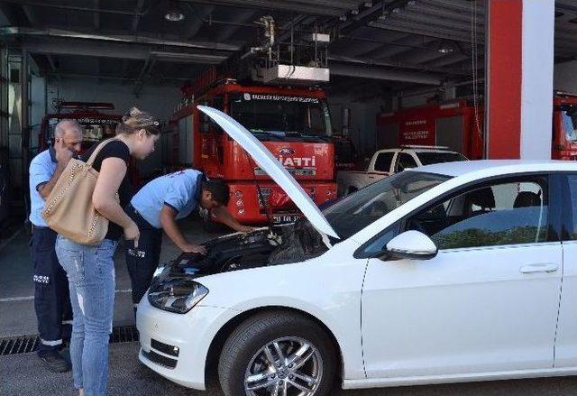 (özel Haber) Aracın Motoruna Sıkışan Kedi Saatlerce Kurtarılamadı