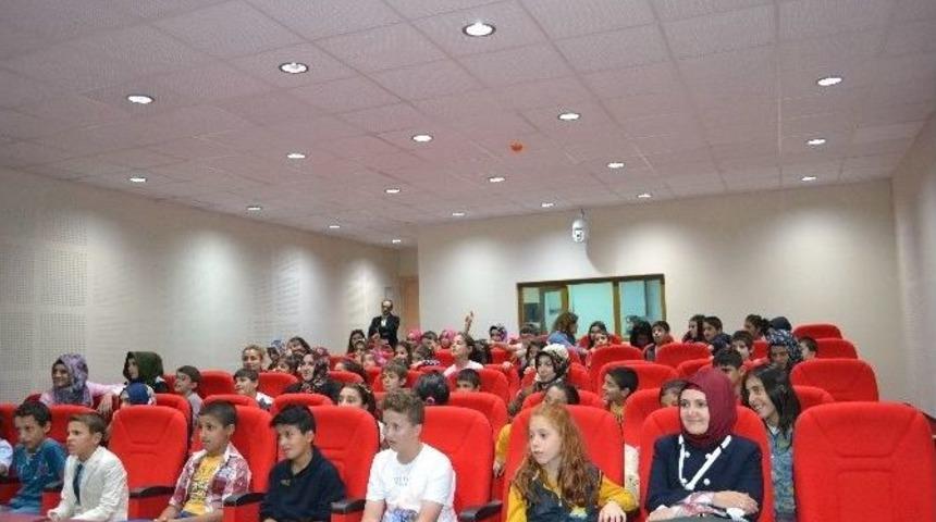 &Ccedil;ocuk Evlerinde Kalan &Ccedil;ocuklar Tiyatro G&ouml;sterisiyle Eğlendi