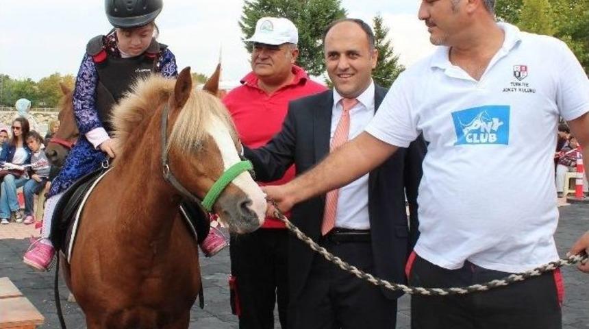 &Ouml;zel &Ccedil;ocukların At Binme Heyecanı