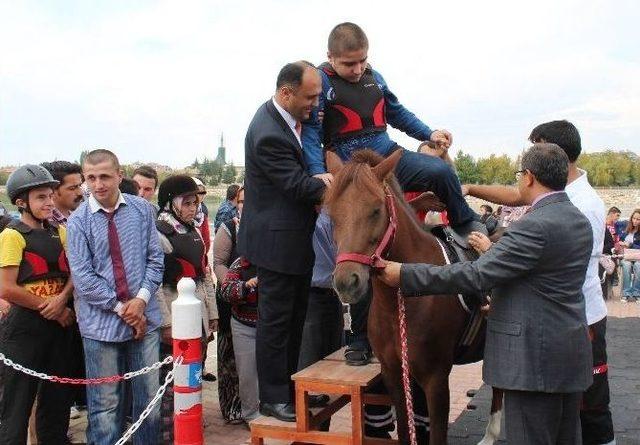 Özel Çocukların At Binme Heyecanı